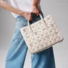 Paloma Medium – Taske med håndtag – Kornet kalveskind og Loubinthesky-spikes – Leche Paloma Medium – Taske med håndtag – Kornet kalveskind og Loubinthesky-spikes – Leche